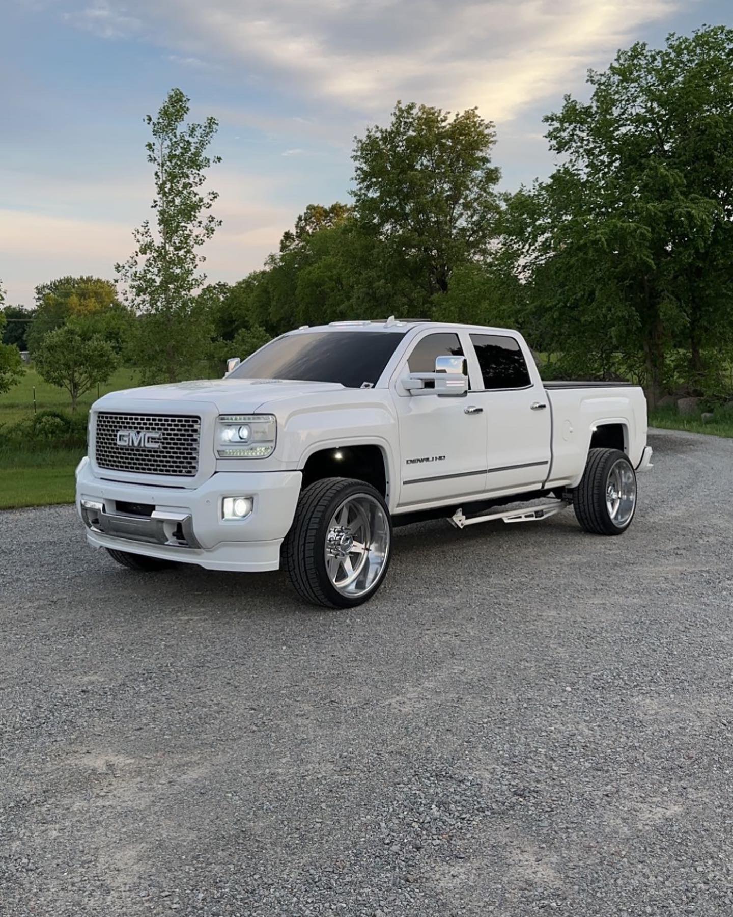 2011-19 GM 2500/3500 UCF Bolt On Traction Bar Kit